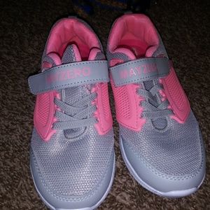 Tennis shoes